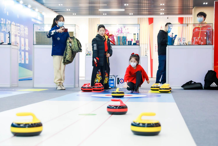 小朋友体验冰壶运动的乐趣。大兴区委宣传部供图