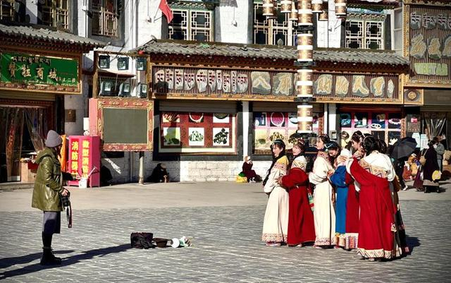 冬游西藏，游客在八廓街拍照。旦真次旦摄