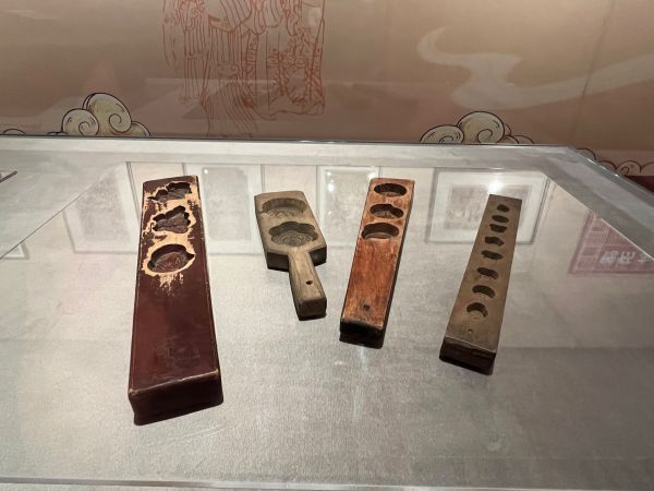 展厅现场，制作糕点的器具