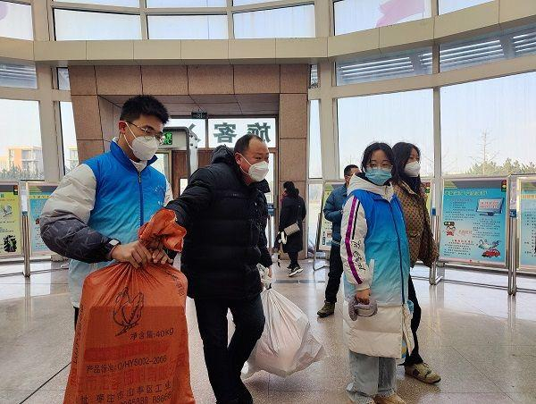 青年志愿者为旅客搬运行李。团山东省委供图