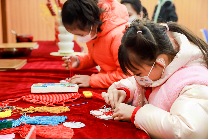 小朋友体验编中国结。大兴区委宣传部供图