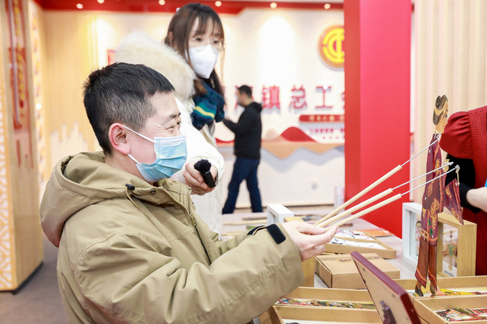 现场展示皮影戏表演。大兴区委宣传部供图