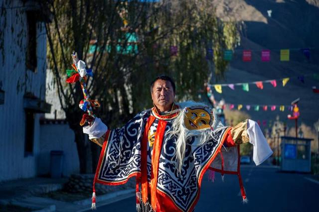 扎西曲登社区的藏戏表演艺人。旦增努布摄