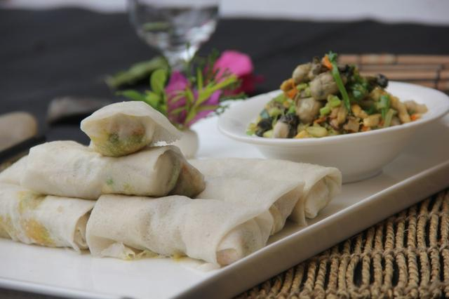 裹着海蛎煎的春饼，有大海的祝福。许晓春摄