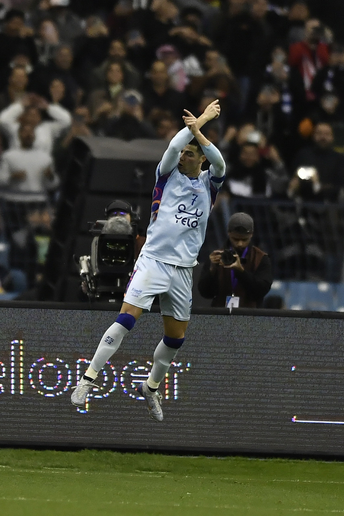 C罗标志性庆祝动作。