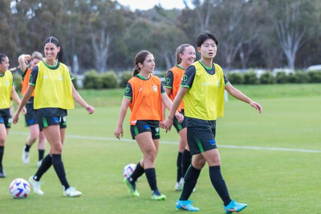 效力于堪培拉联队的吴澄舒（右一）入选本次集训名单。图片来源：新华社