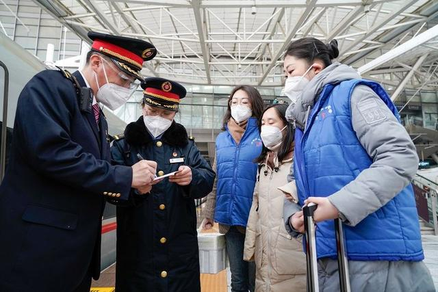 青年志愿者为视障旅客提供“一对一”接送服务。团山东省委供图