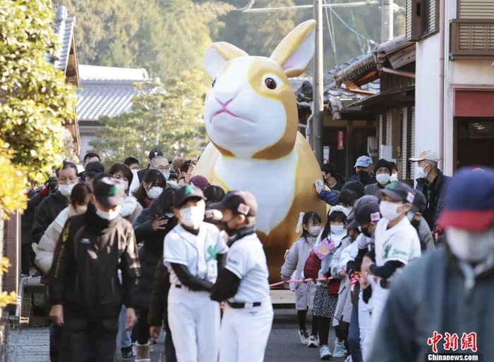 2022年12月29日，日本民众在街头迎接明年的生肖兔子。这只兔子寓意家庭和事业的顺利。Hisao Aoki 摄