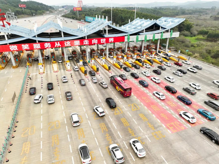 ▲1月19日，车辆通过南宁东收费站。南国早报记者 邹财麟摄