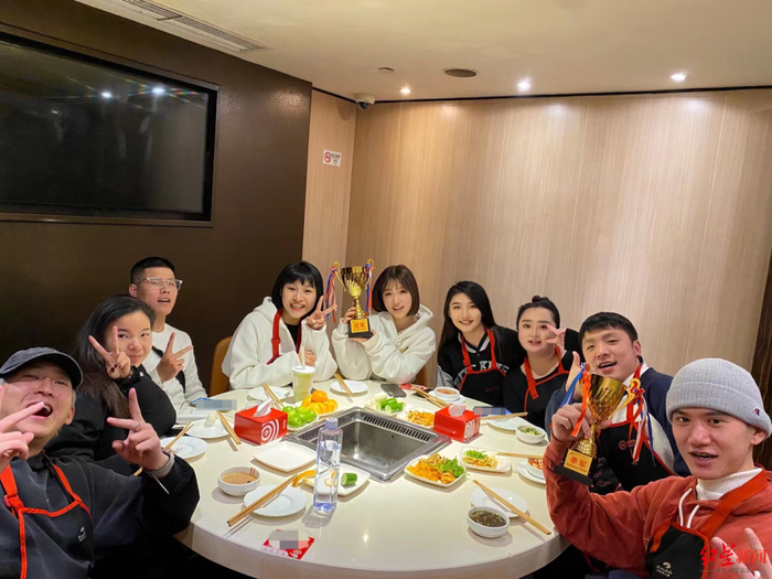 聚餐吃火锅的年轻人们 