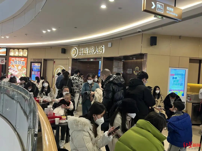 1月11日，远大广场海底捞餐厅门口等待用餐的排队顾客  受访者供图