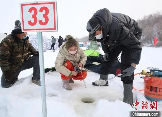 ▲游客体验湖上冰钓。