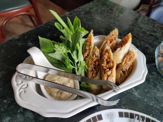 印尼牙加达餐厅供应的“三宝垄润饼“，何钰供图