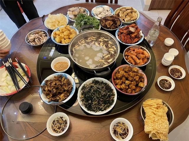 如今闽南寻常人家过年的“春饼宴”，春饼配火锅。林恺晴供图