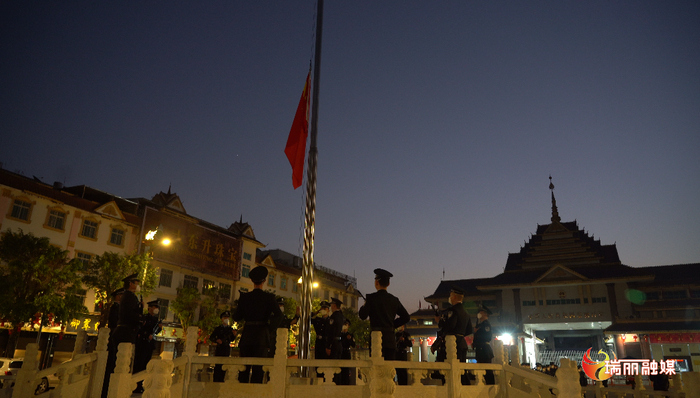 △ 1月8日，位于瑞丽市姐告区内的国门广场上，一面五星红旗在朝阳中升起，瑞丽口岸全面恢复通关。