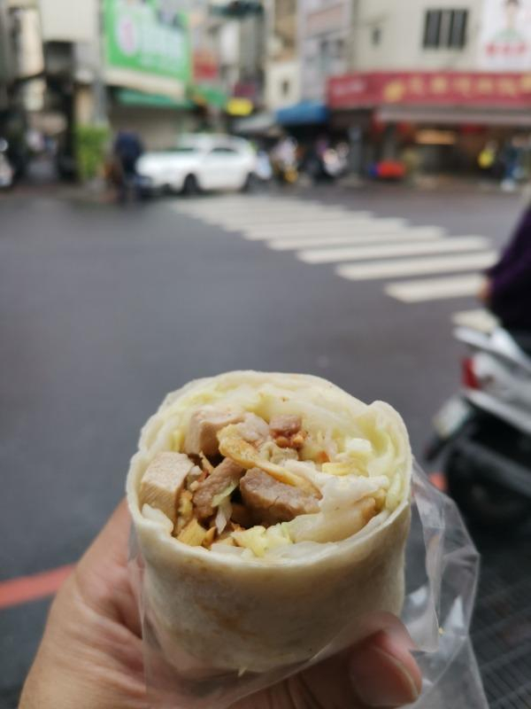 台南街头“润饼”，拿着就吃。高启勋摄