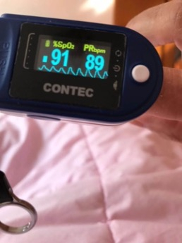 倪兰的母亲在家自测血氧，显示为91%。 受访者 供图