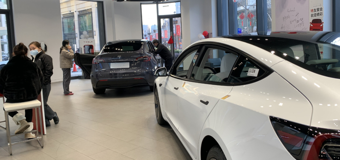 特斯拉门店，春节假期前的工作日，客流不断