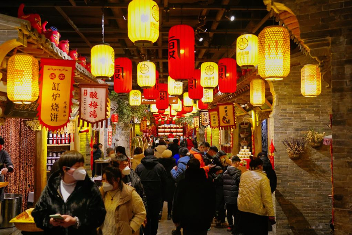 　市民在“唐山宴”的小吃档口购买食物。（受访者供图）