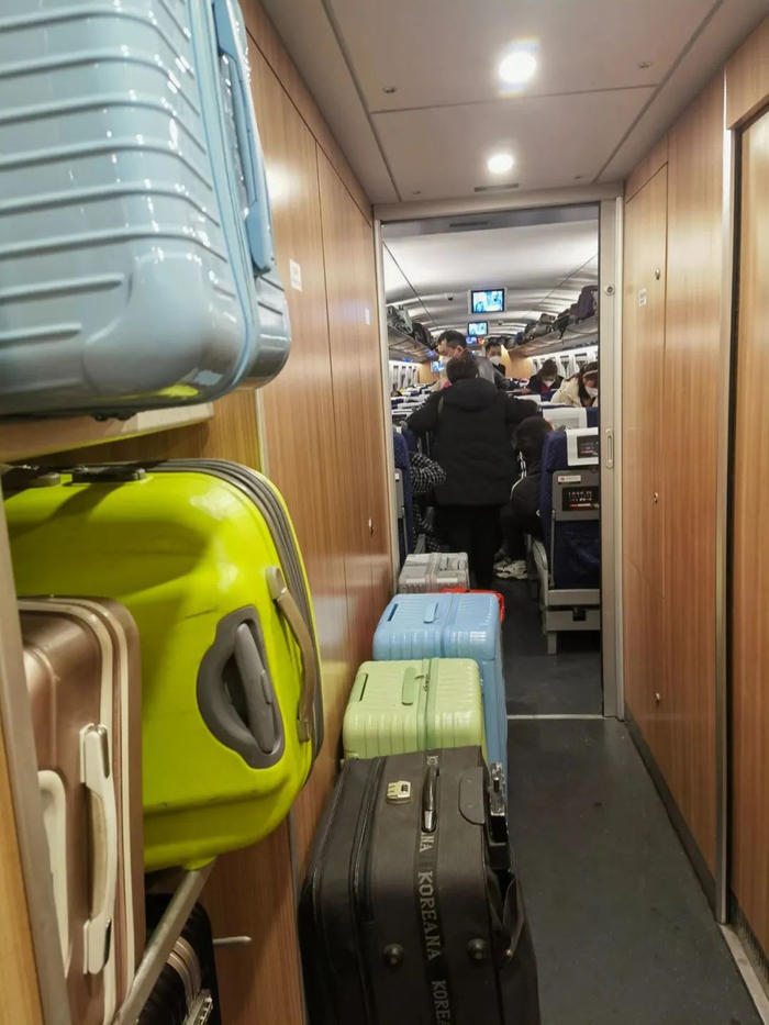 ▲2023年1月10日，上海开往成都的一辆动车上，过道被行李占满。新京报记者 李照 摄