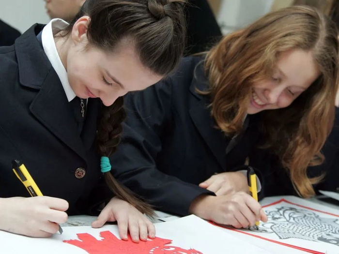 2022年2月，枫叶国际学校的外籍学生学习雕刻窗花。学校供图