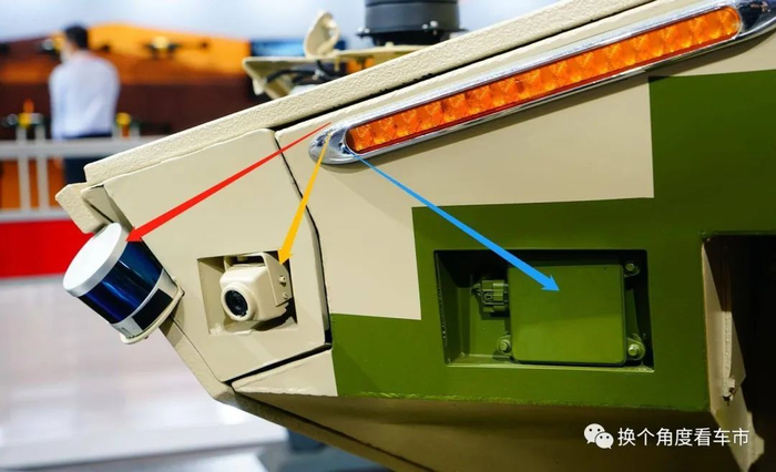 上图为超级轮式无人战车驾驶员一侧装甲板各分系统细节状态特写。