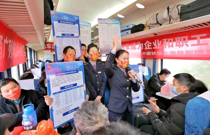 ▲2022年2月18日，陈美芳在甬广列车上宣讲招聘会。受访者供图