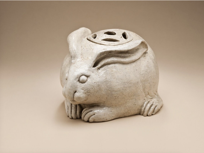 永乐保全，《兔型暖手炉》，约1840年，清釉陶瓷，洛杉矶郡艺术博物馆藏