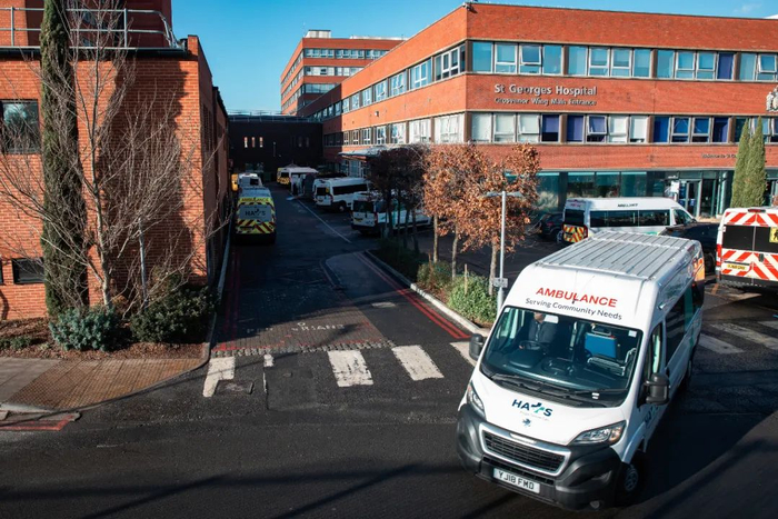 当地时间2023年1月19日，英国伦敦，一辆救护车离开图廷的圣乔治医院。图/视觉中国