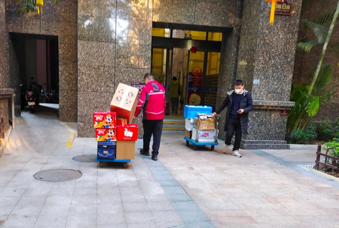 一线快递员年三十仍在送快递 卓泳/摄