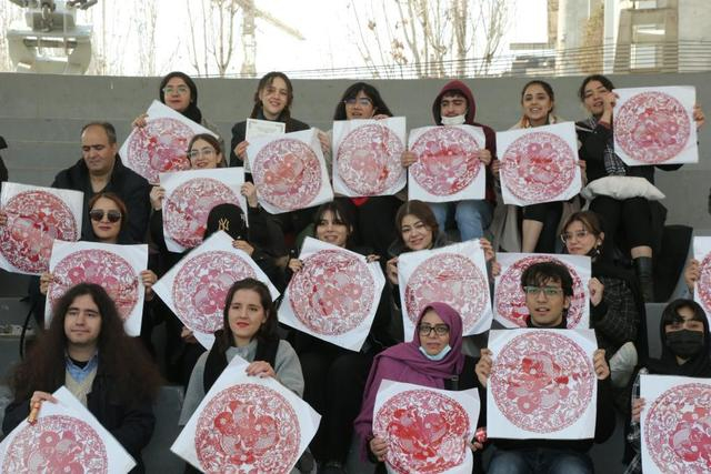 1月18日，伊朗青年学生在首都德黑兰的一处公园展示中国春节装饰品。新华社记者高文成摄