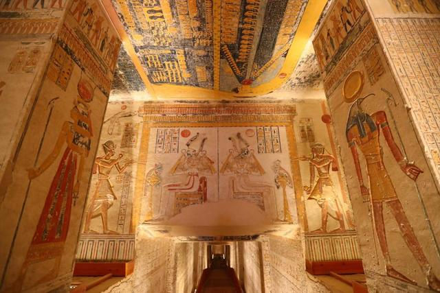 这是2022年4月26日在埃及卢克索帝王谷拍摄的法老拉美西斯六世陵墓内的浮雕和壁画。新华社记者 隋先凯 摄