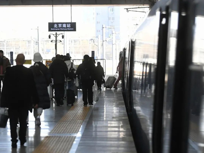 ▲2023年1月8日，北京南站，旅客们准备登车。新京报记者 王贵彬 摄