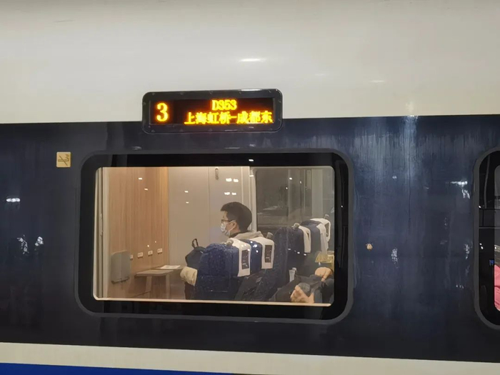 ▲2023年1月10日，上海开往成都的一辆动车。新京报记者 李照 摄