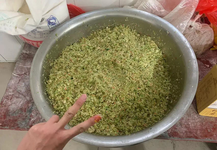 终于拌好的饺子馅。