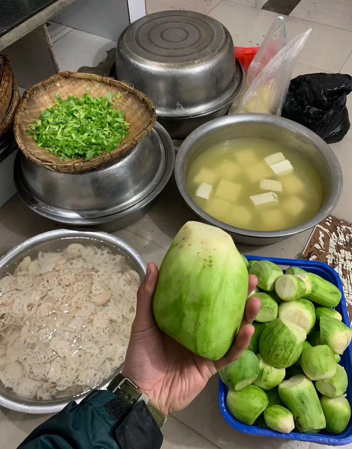 在斋堂洗菜、切菜的日常。