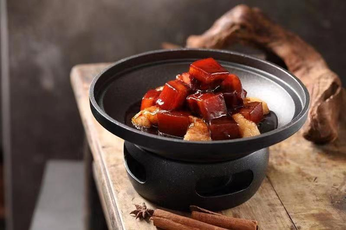 红烧肉虽然平常，其实是需要无限爱心才能完成的一道菜。资料图片