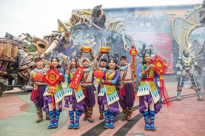 广州长隆欢乐世界机甲花车巡游。信息时报 记者 郭柯堂 摄