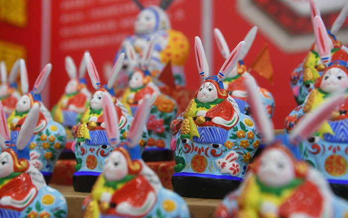 张忠强制作的兔儿爷。新京报记者 王颖 摄