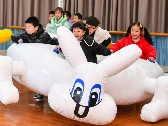 2023年1月3日，浙江省湖州市长兴青少年宫，孩子们快乐参与“龟兔赛跑”趣味拓展运动。通讯员 谭云俸 摄