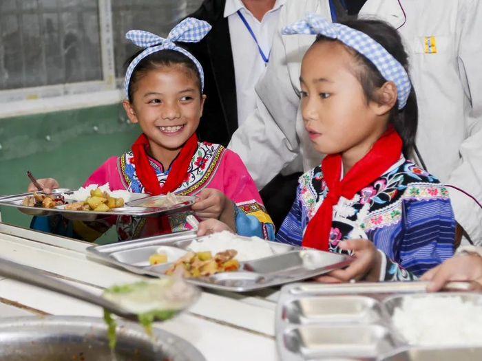 2022年1月，贵州省黔西南布依族苗族自治州望谟县乐元镇平寨村平朗小学学生在打营养餐。中国教育报记者 单艺伟 摄