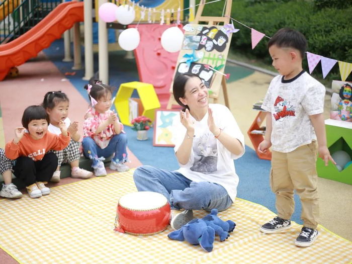 2022年4月，浙江省湖州市仁皇山中心幼儿园开展了第七届“春·阅”读书节系列活动中，教师和幼儿结合绘本做游戏。邹丽君 摄