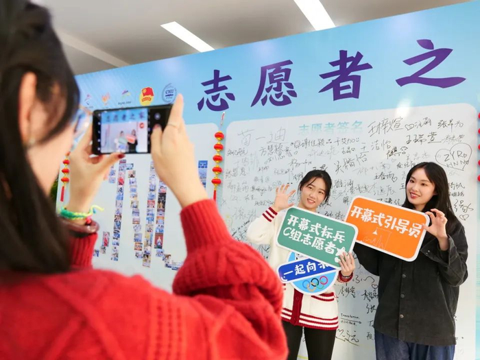 2022年1月31日，除夕，留校过春节的王雪菲和同学寿耘碧在首都师范大学志愿者之家合影。中国教育报记者 张春铭 摄