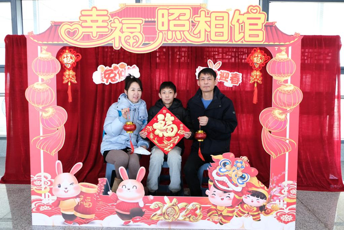 　　旅客在“幸福照相馆”拍照。（中国铁路上海局集团有限公司淮南西站供图）