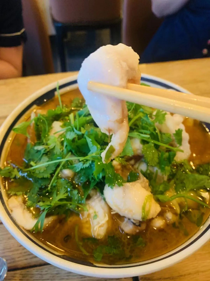 图为宾客品尝中式鱼菜。受访者供图