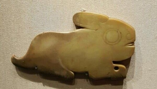 图1：殷墟妇好墓出土玉兔佩饰，中国社会科学院考古所藏