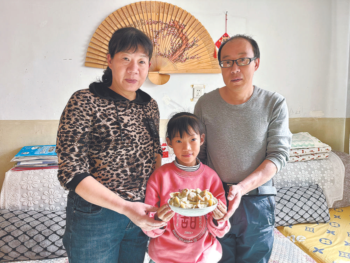　　家人在一起就是满满的幸福。本报记者 王晶 摄