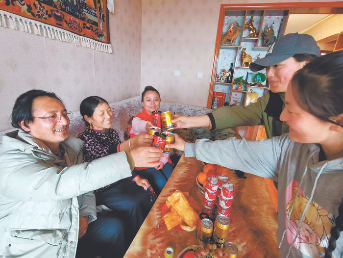 　　举杯，为美好的生活干一杯。本报记者 李兴发 摄