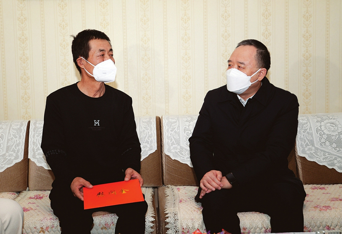 1月17日下午，省委副书记、省长金湘军在忻州市忻府区迎宾小区生活困难居民陈建新家，详细了解相关情况。 本报记者李兆民摄