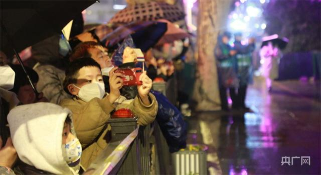 焰火表演现场，人来人往、热闹非凡（央广网发 陈鹏志 摄）